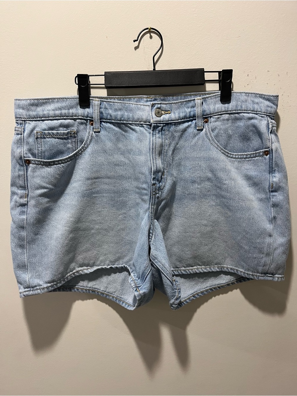 Old Navy Women’s Light Blue Wash Mid Rise Denim Shorts Size 14